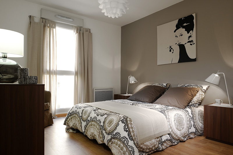 chambre romantique dans les tons beige avec grand lit